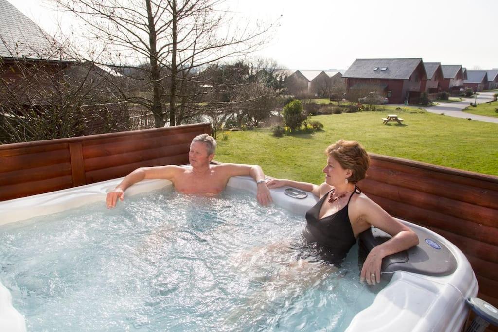 Skylark Sleeps 8 Private Hot Tub & Dogs Welcome Nr Padstow, Resort Pool Bar & Watersports St Columb Major Luaran gambar