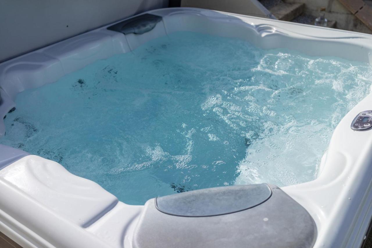 Skylark Sleeps 8 Private Hot Tub & Dogs Welcome Nr Padstow, Resort Pool Bar & Watersports St Columb Major Luaran gambar